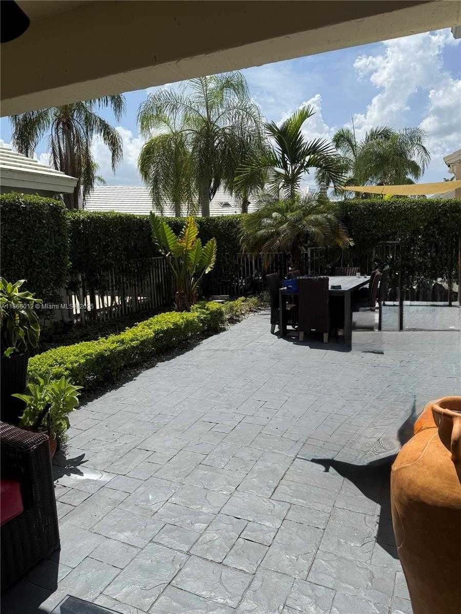 Small Image of 1170 EAST WILSHIRE CIR E, Pembroke Pines Number 4