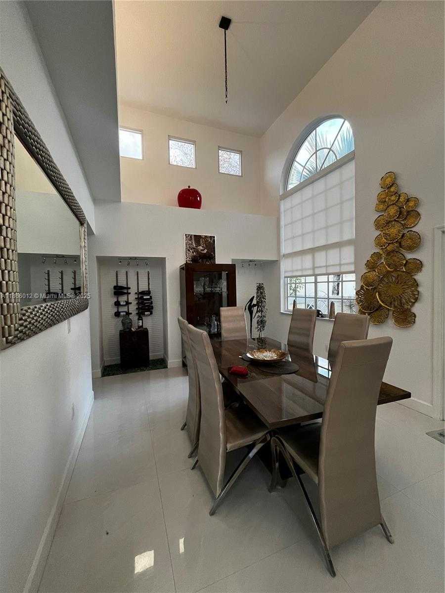 Small Image of 1170 EAST WILSHIRE CIR E, Pembroke Pines Number 5