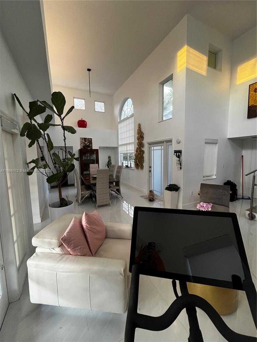 Small Image of 1170 EAST WILSHIRE CIR E, Pembroke Pines Number 9