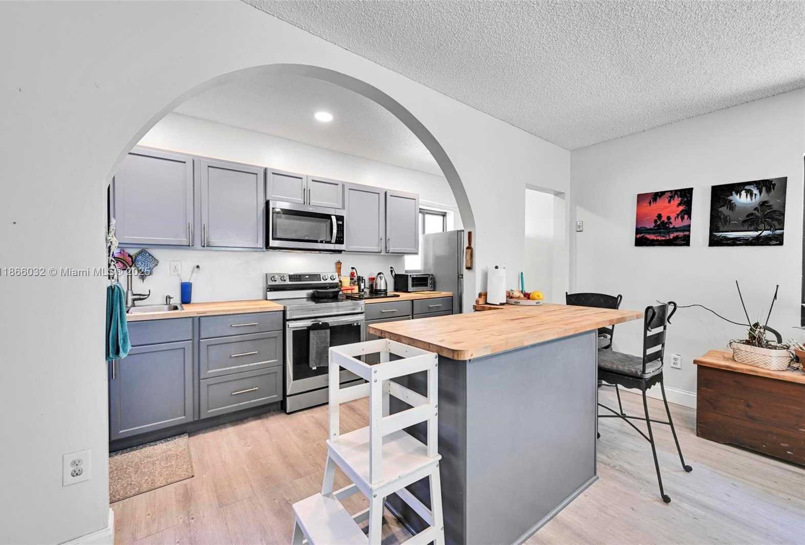 Small Image of 2630 MCKINLEY ST, Hollywood Number 14