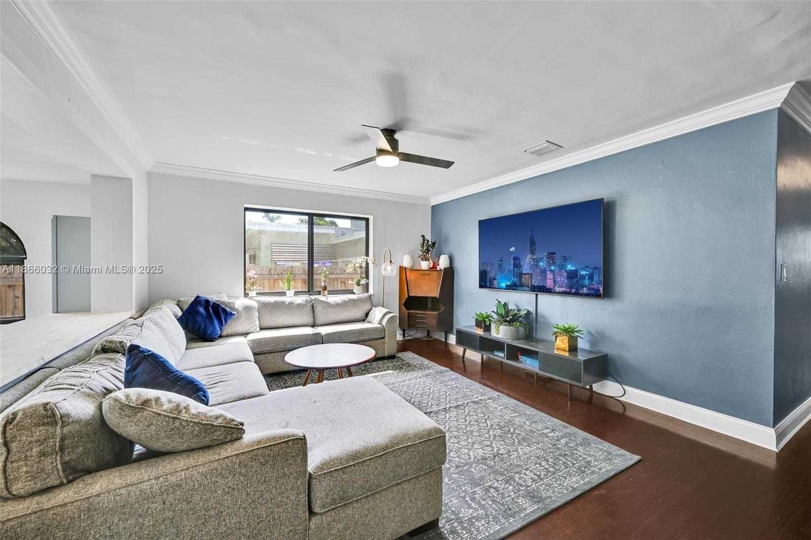 Small Image of 2630 MCKINLEY ST, Hollywood Number 2