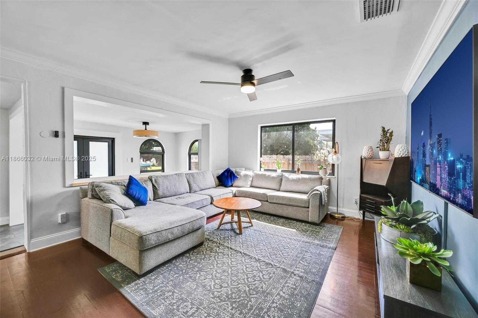 Small Image of 2630 MCKINLEY ST, Hollywood Number 4