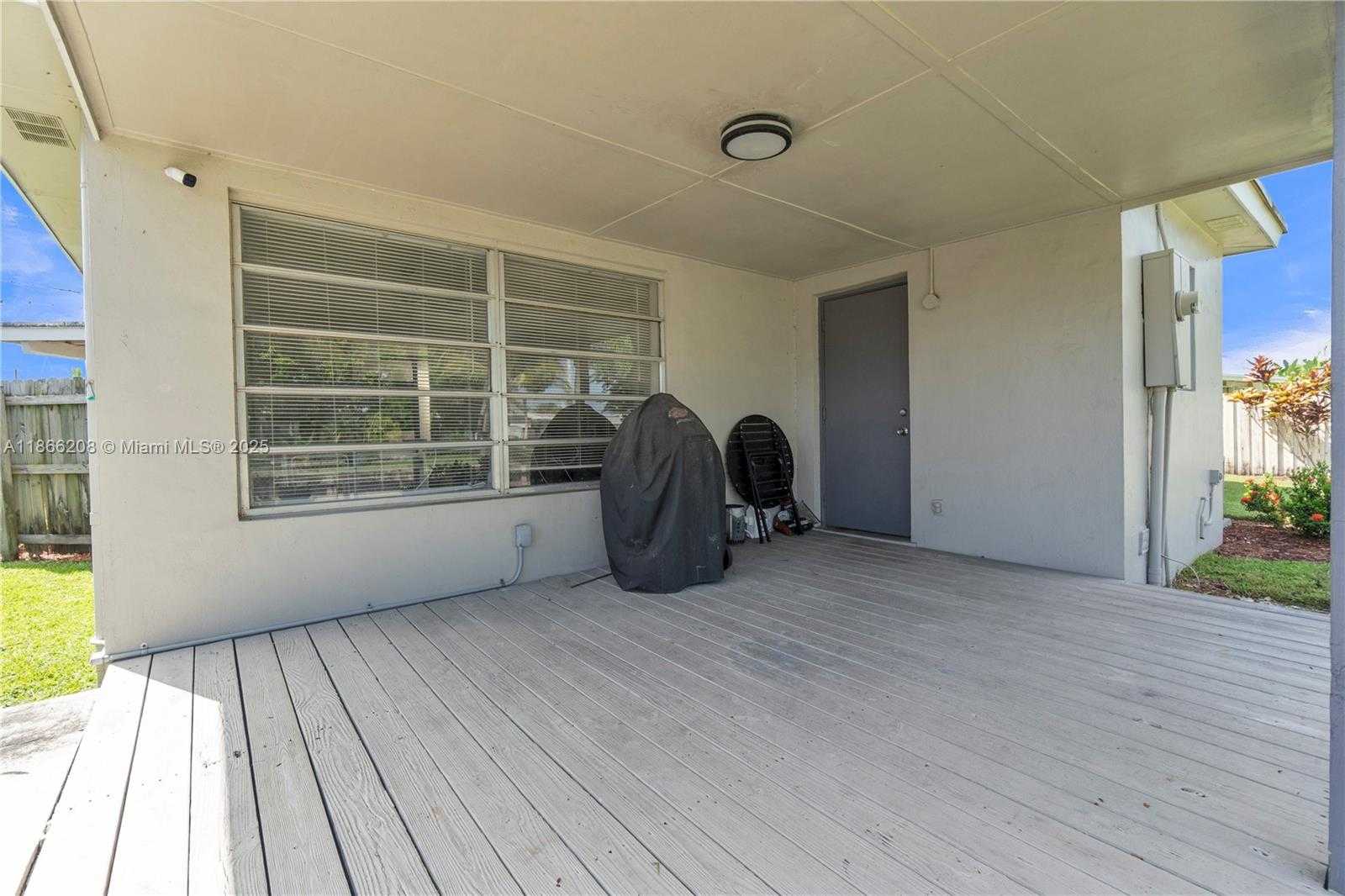 Small Image of 1201 EAST RIVER DR, Margate Number 17