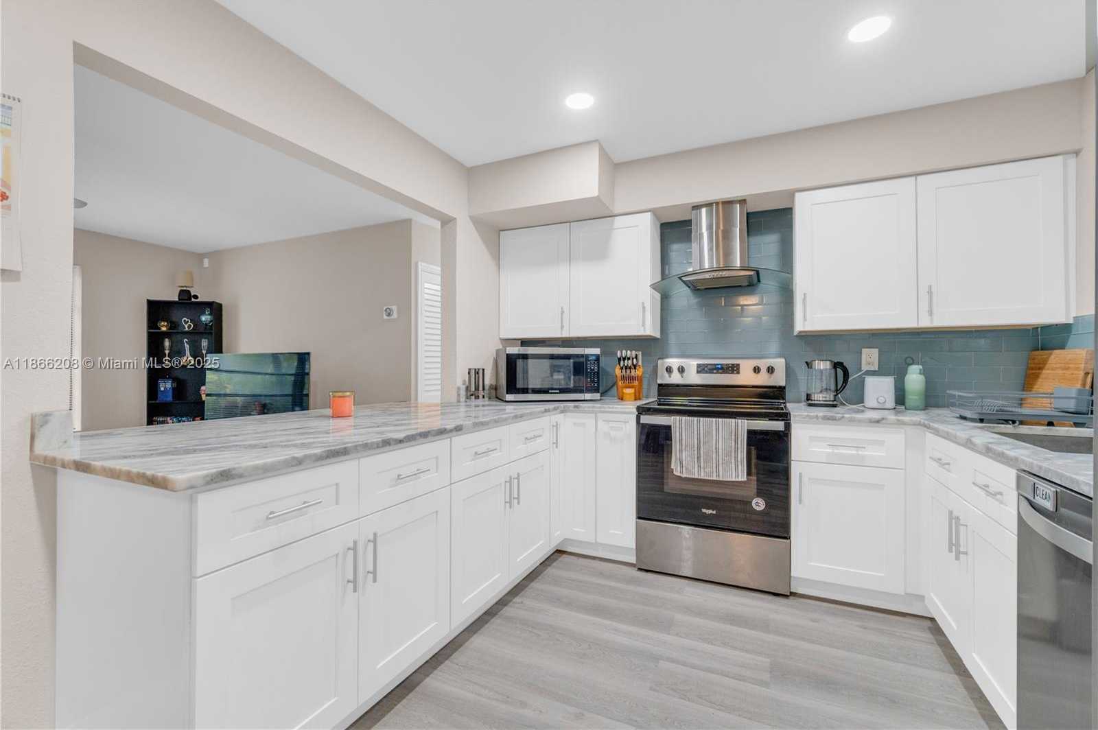 Small Image of 1201 EAST RIVER DR, Margate Number 4