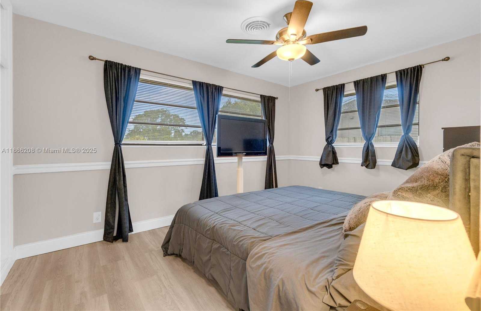 Small Image of 1201 EAST RIVER DR, Margate Number 9