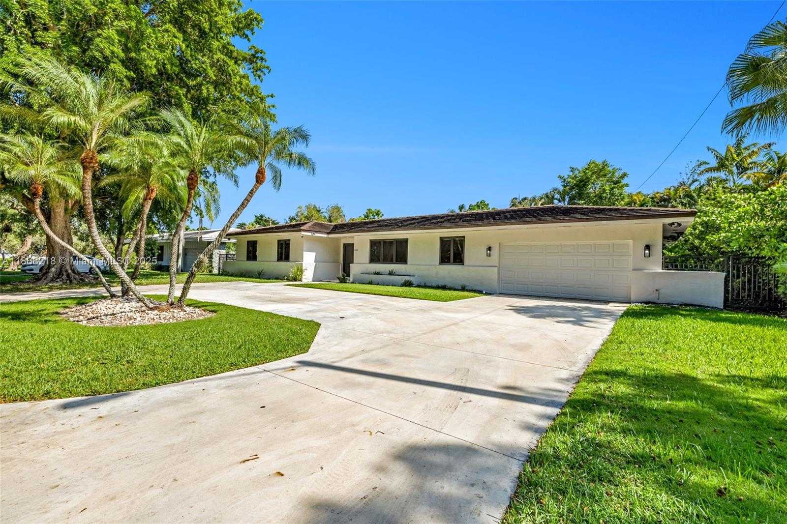 Small Image of 1460 CAMPAMENTO AVE, Coral Gables Number 3