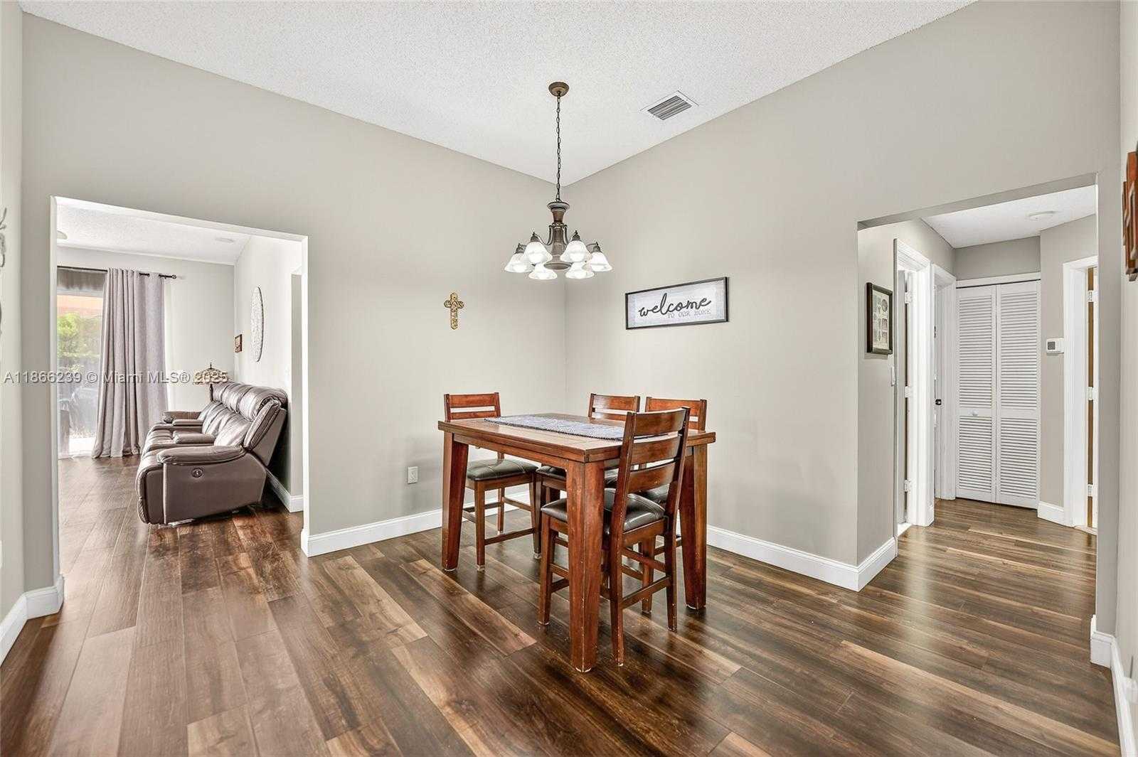 Small Image of 14014 NORTH CYPRESS COVE CIR, Davie Number 12