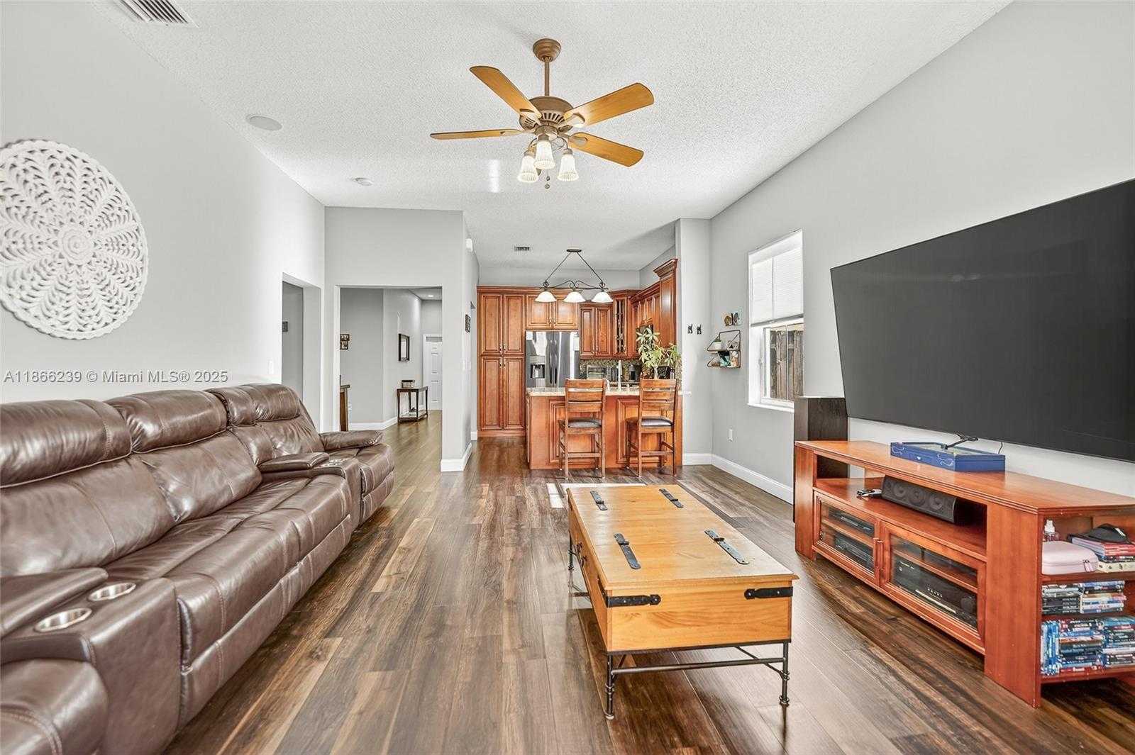 Small Image of 14014 NORTH CYPRESS COVE CIR, Davie Number 17