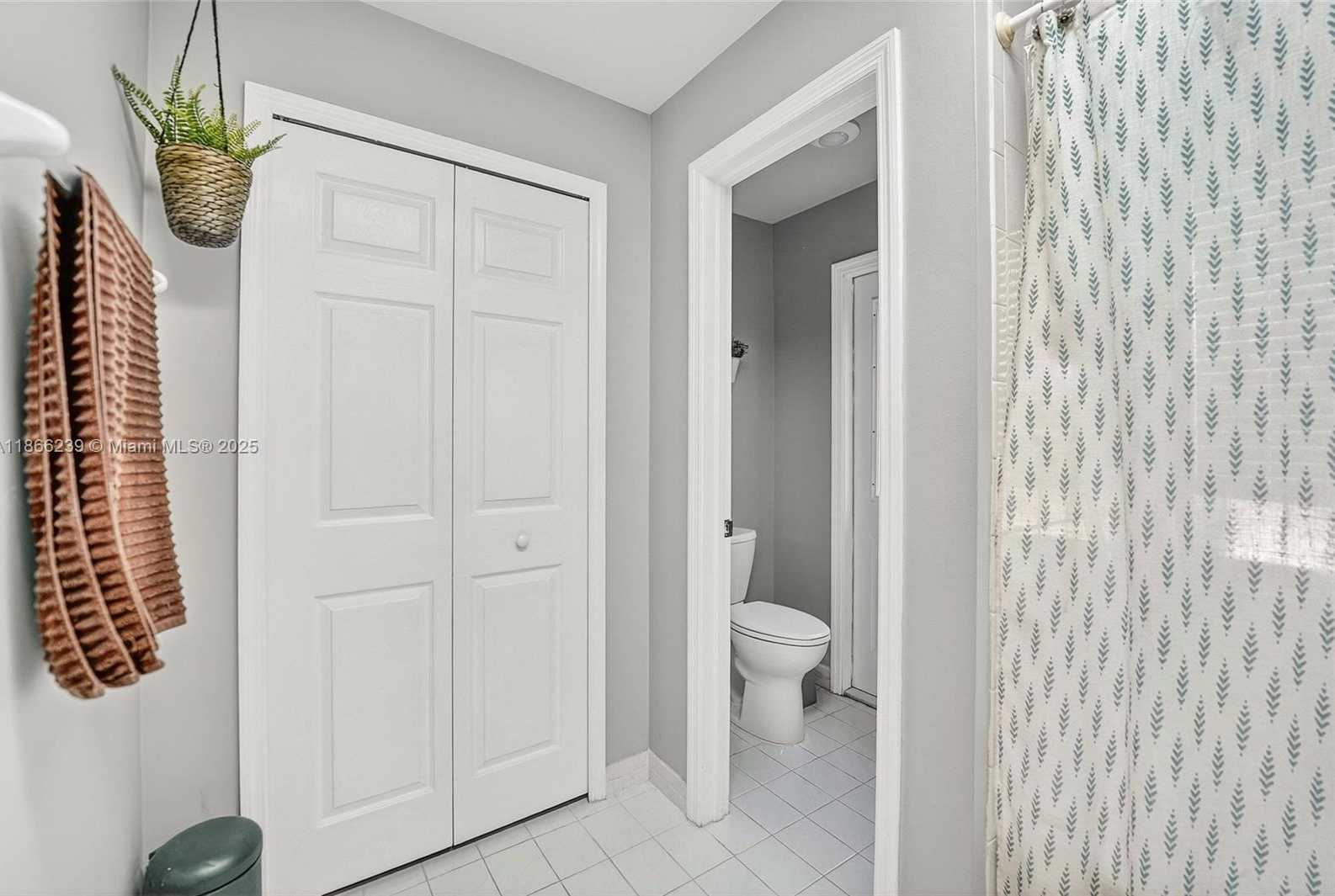 Small Image of 14014 NORTH CYPRESS COVE CIR, Davie Number 28