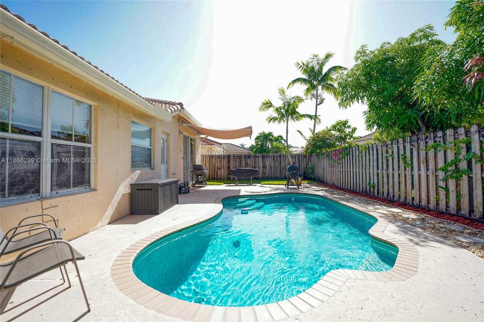 Small Image of 14014 NORTH CYPRESS COVE CIR, Davie Number 3