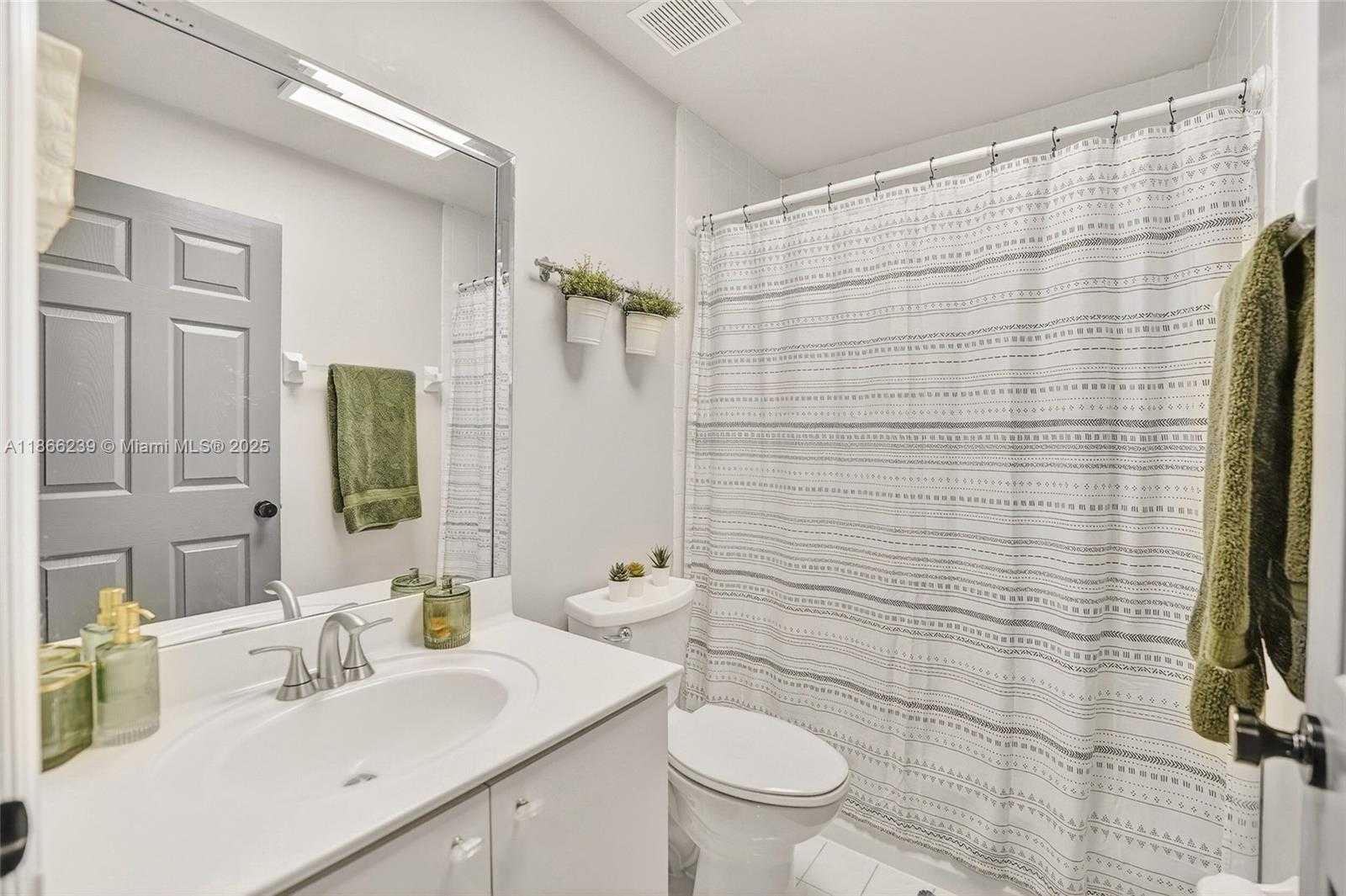 Small Image of 14014 NORTH CYPRESS COVE CIR, Davie Number 32