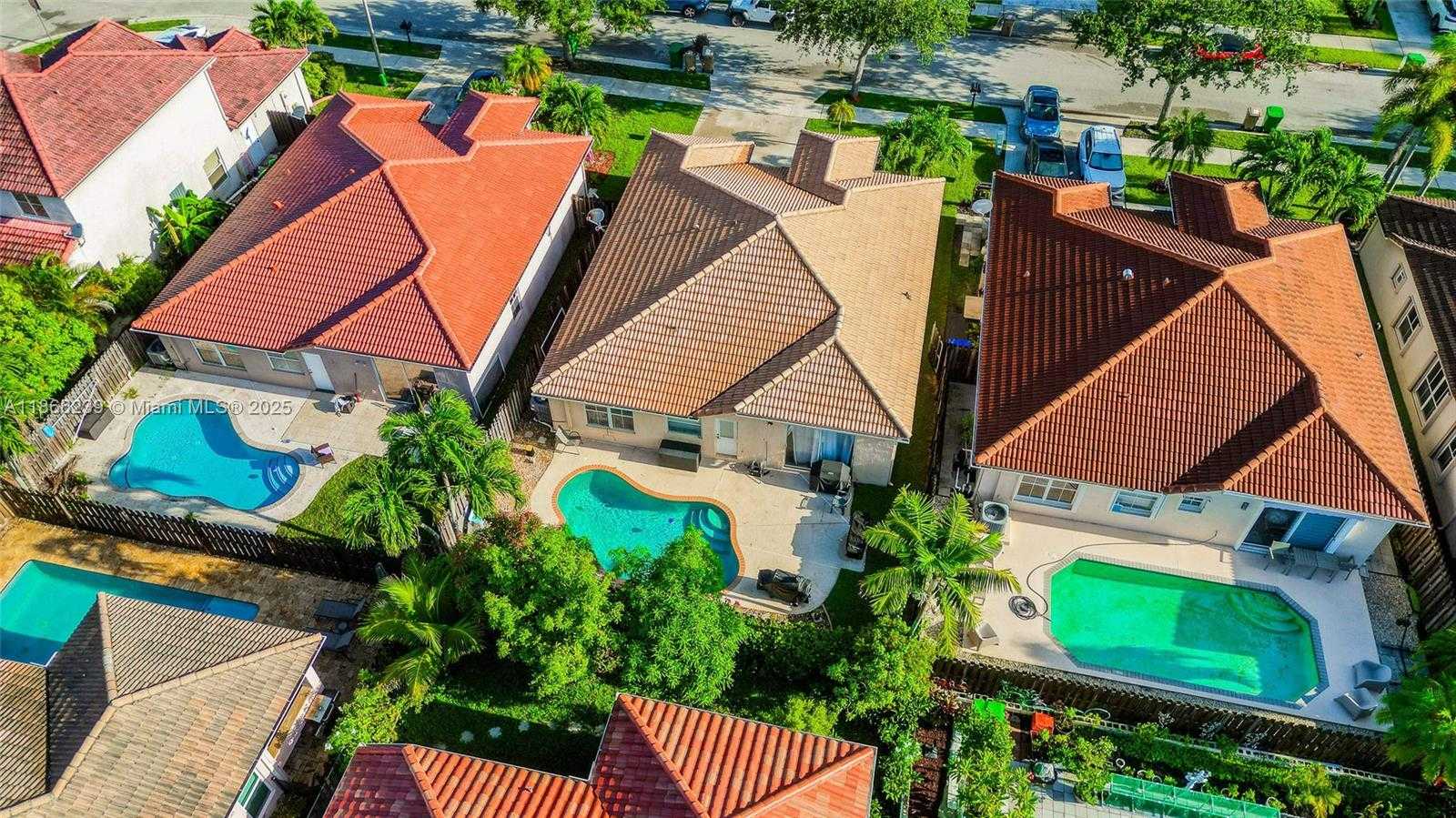 Small Image of 14014 NORTH CYPRESS COVE CIR, Davie Number 35