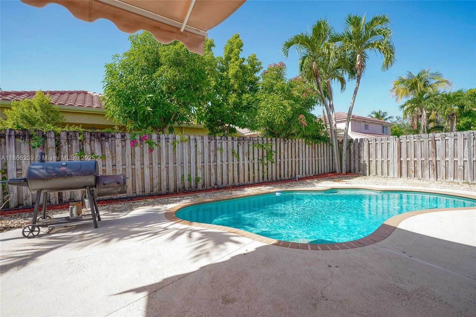 Small Image of 14014 NORTH CYPRESS COVE CIR, Davie Number 43