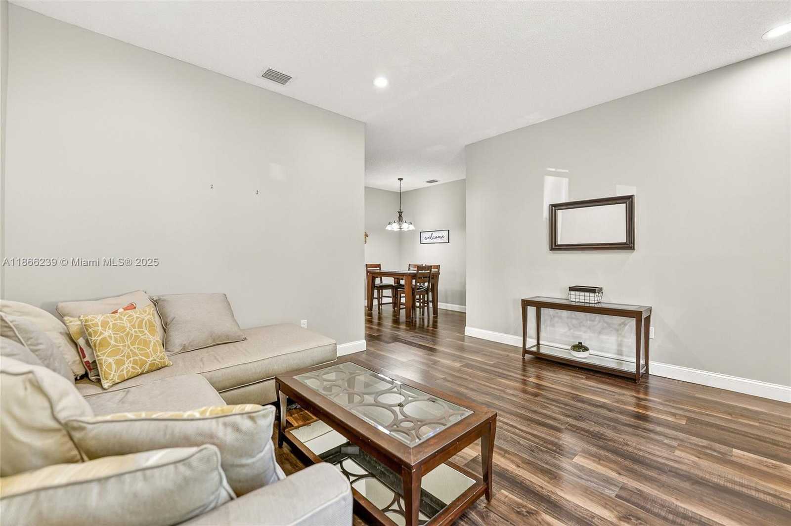 Small Image of 14014 NORTH CYPRESS COVE CIR, Davie Number 9