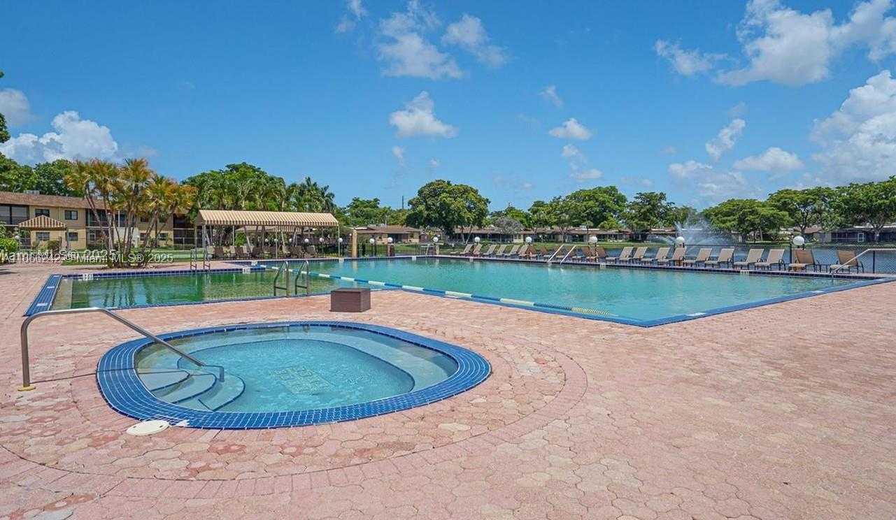 Small Image of 620 BRIARWOOD CIR, Hollywood Number 31