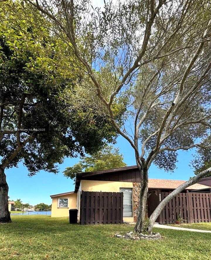 Small Image of 620 BRIARWOOD CIR, Hollywood Number 33
