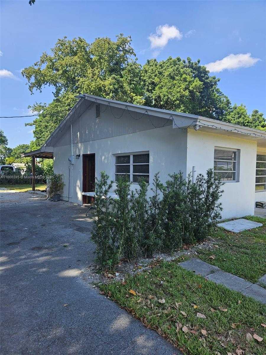 Small Image of 19230 SOUTH WEST 216TH ST, Miami Number 13