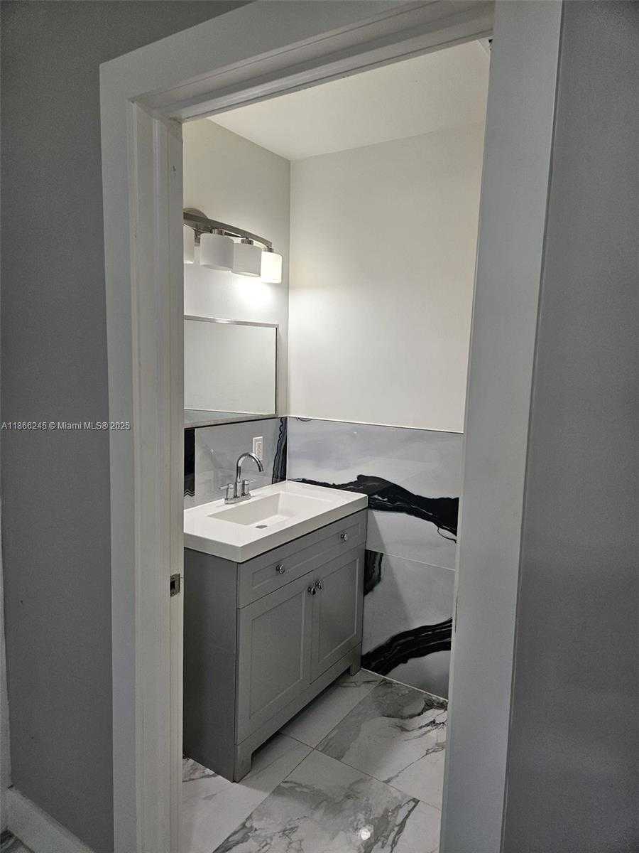Small Image of 19230 SOUTH WEST 216TH ST, Miami Number 15
