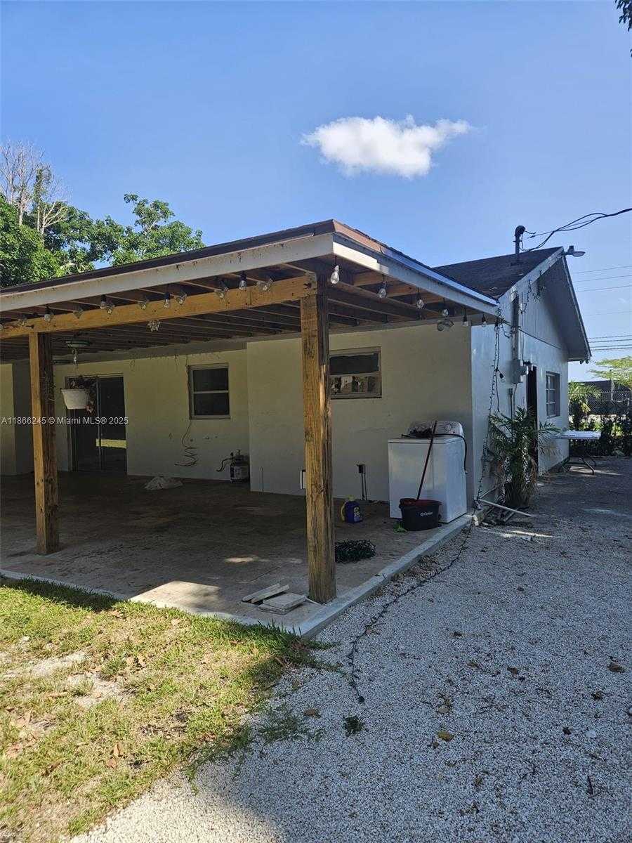 Small Image of 19230 SOUTH WEST 216TH ST, Miami Number 17