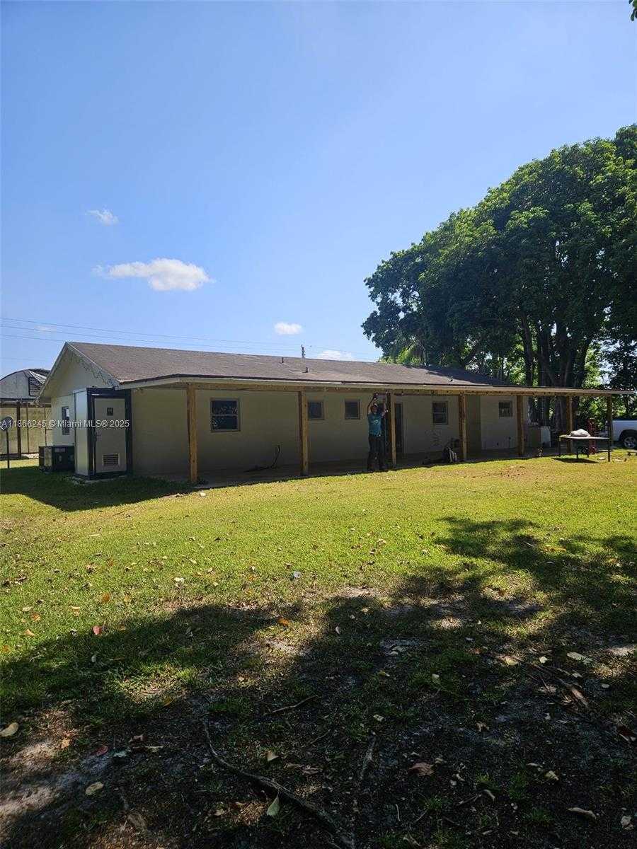 Small Image of 19230 SOUTH WEST 216TH ST, Miami Number 3