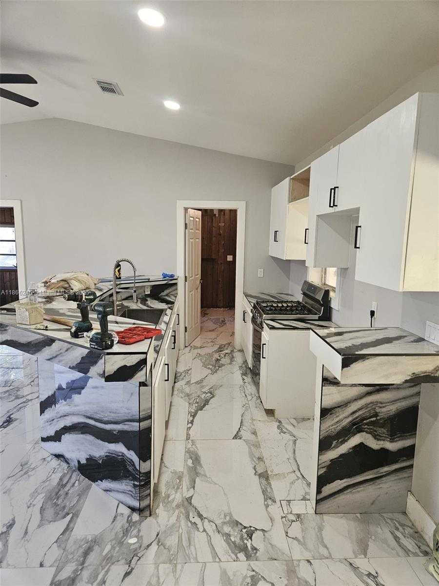 Small Image of 19230 SOUTH WEST 216TH ST, Miami Number 36