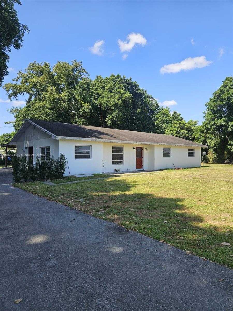 Small Image of 19230 SOUTH WEST 216TH ST, Miami Number 4