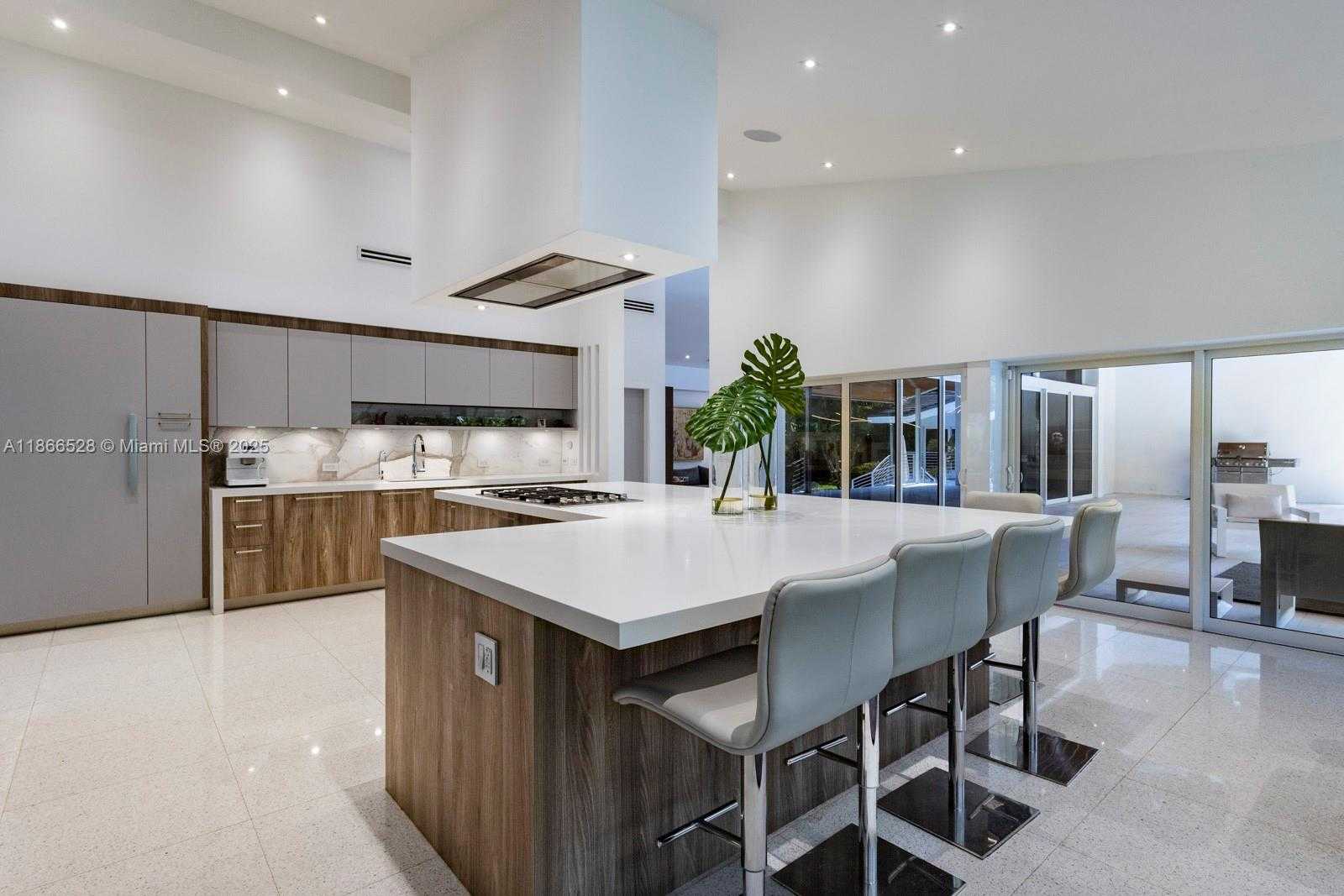 Small Image of 5780 LAS PALMAS DR, Coral Gables Number 12