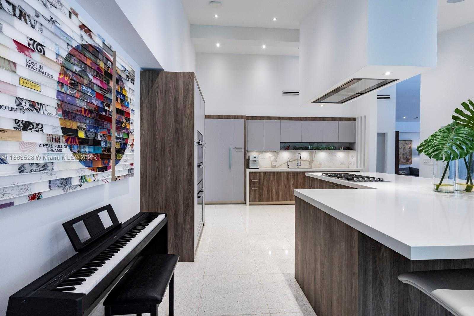 Small Image of 5780 LAS PALMAS DR, Coral Gables Number 13