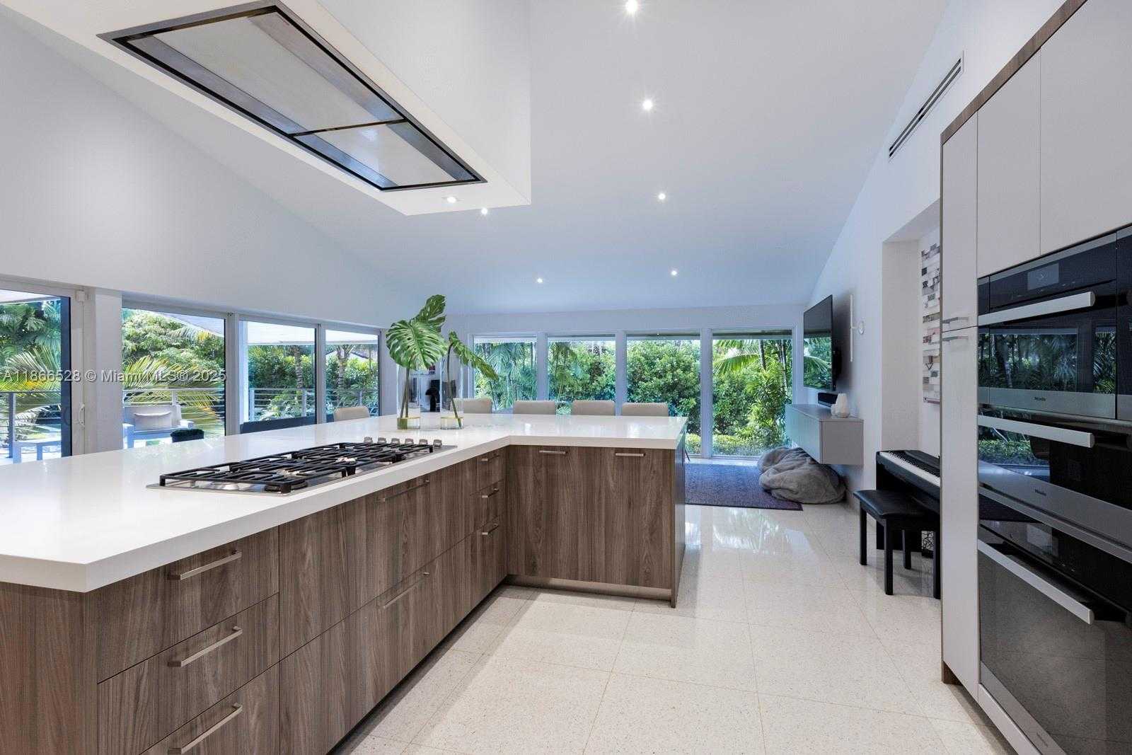 Small Image of 5780 LAS PALMAS DR, Coral Gables Number 14