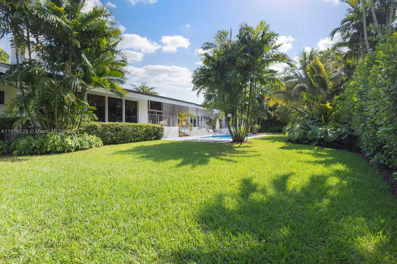 Small Image of 5780 LAS PALMAS DR, Coral Gables Number 25