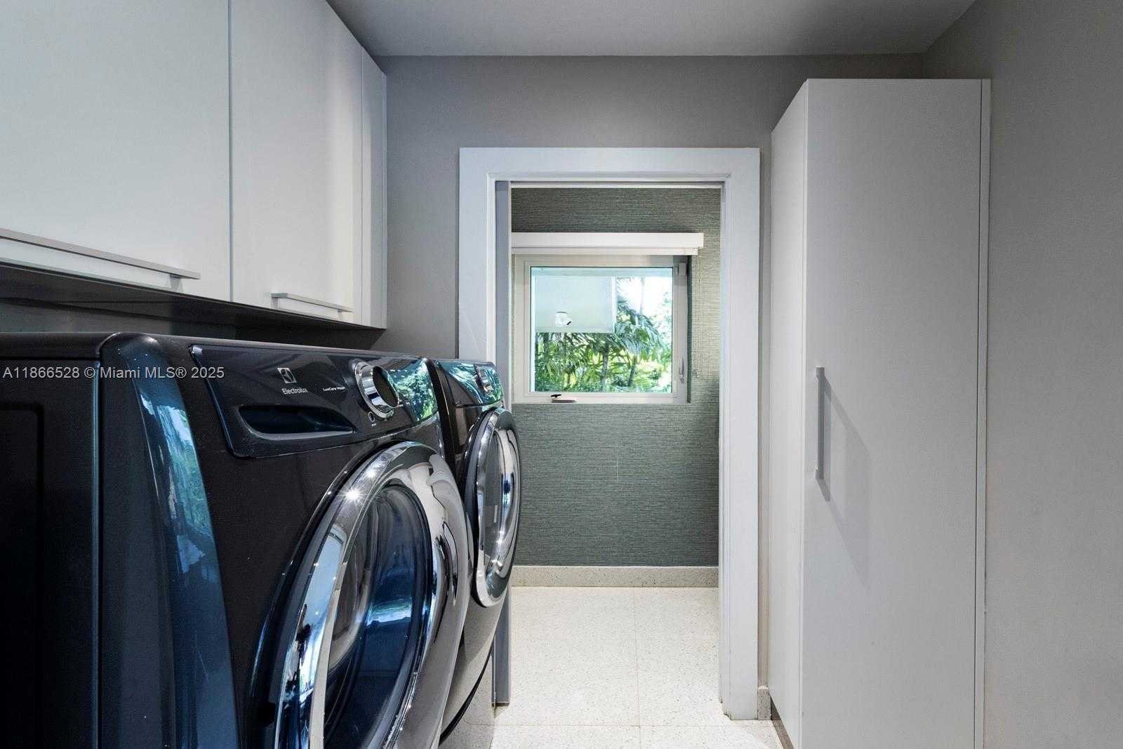 Small Image of 5780 LAS PALMAS DR, Coral Gables Number 31