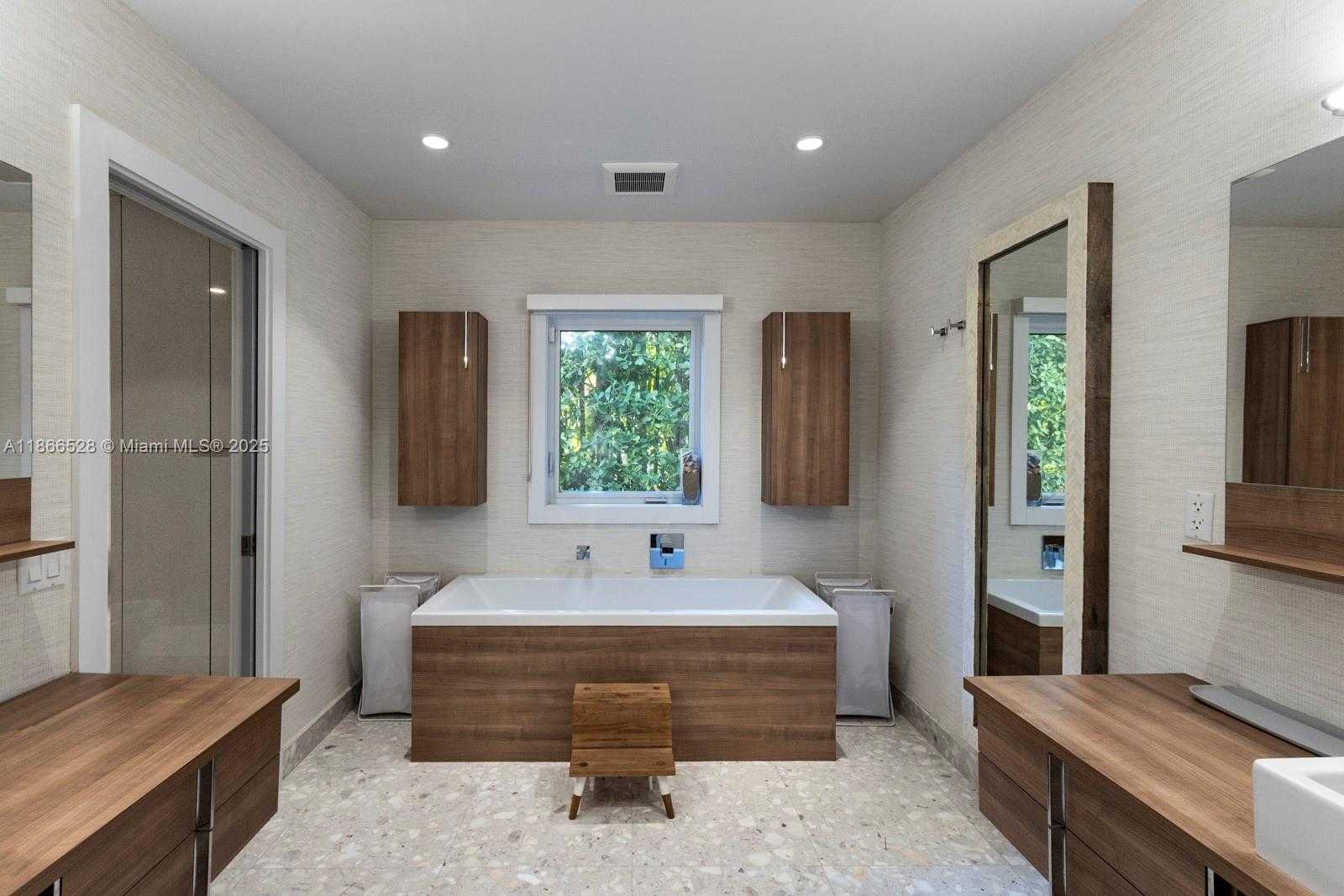 Small Image of 5780 LAS PALMAS DR, Coral Gables Number 36