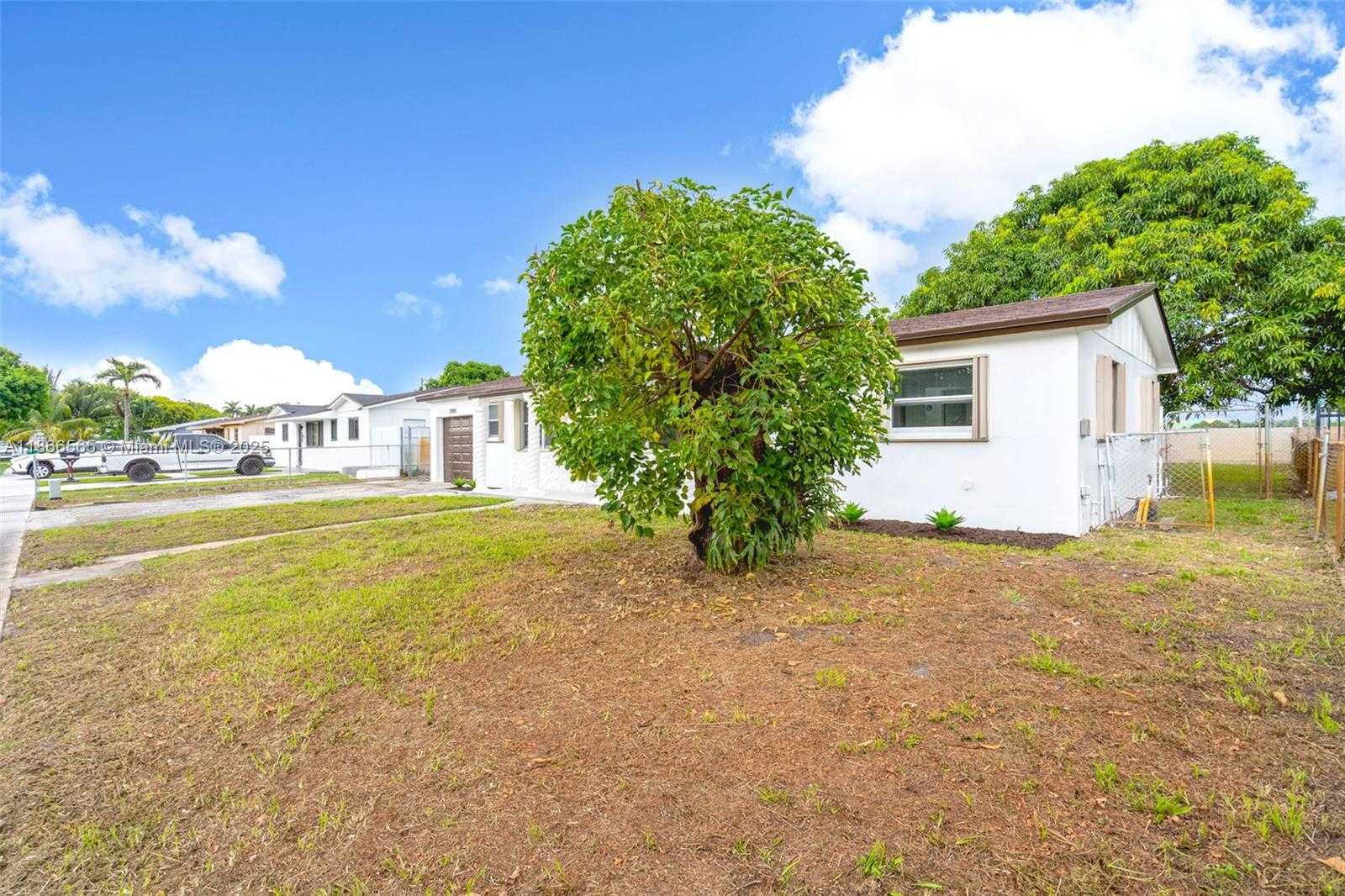 Small Image of 20901 NORTH WEST 27TH CT, Miami Gardens Number 3