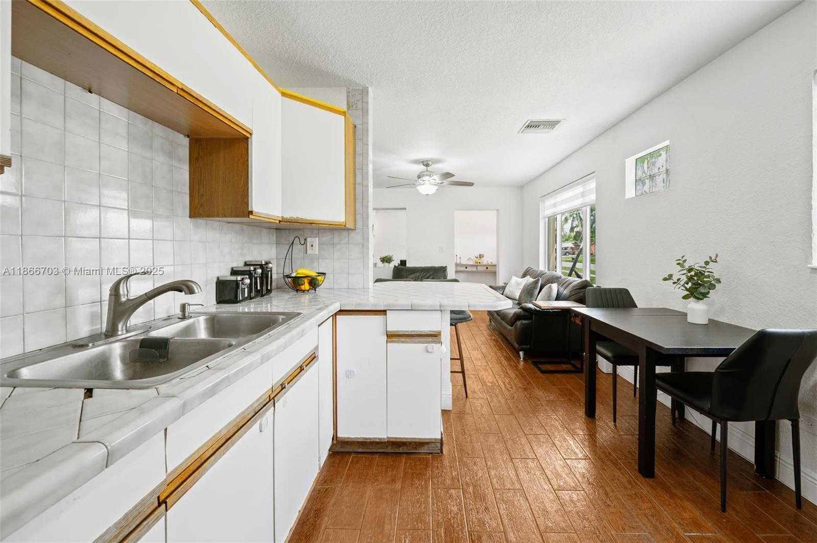 Small Image of 5641 SOUTH WEST 37TH CT, Davie Number 11
