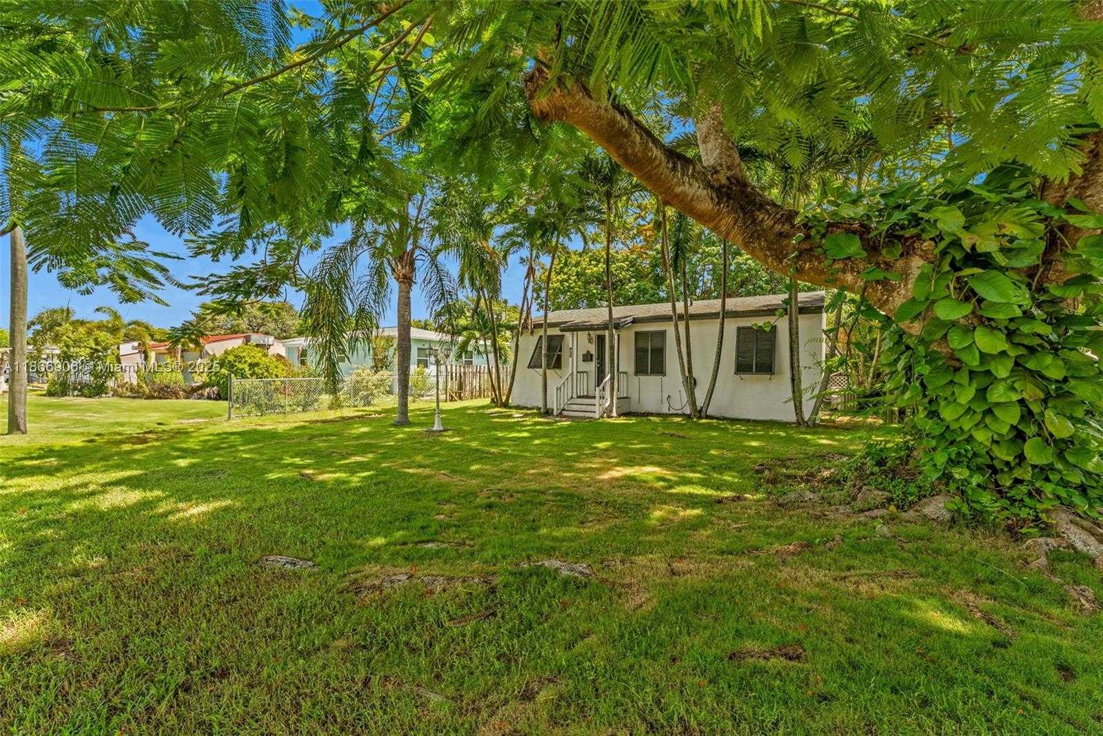 Small Image of 925 NORTH WEST 4TH AVE, Homestead Number 2