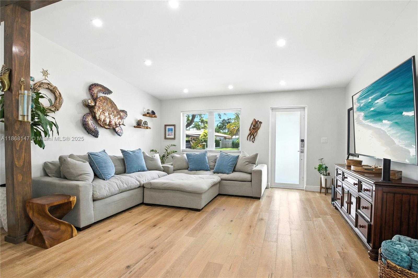 Small Image of 1945 SOUTH HIBISCUS DR, North Miami Number 4