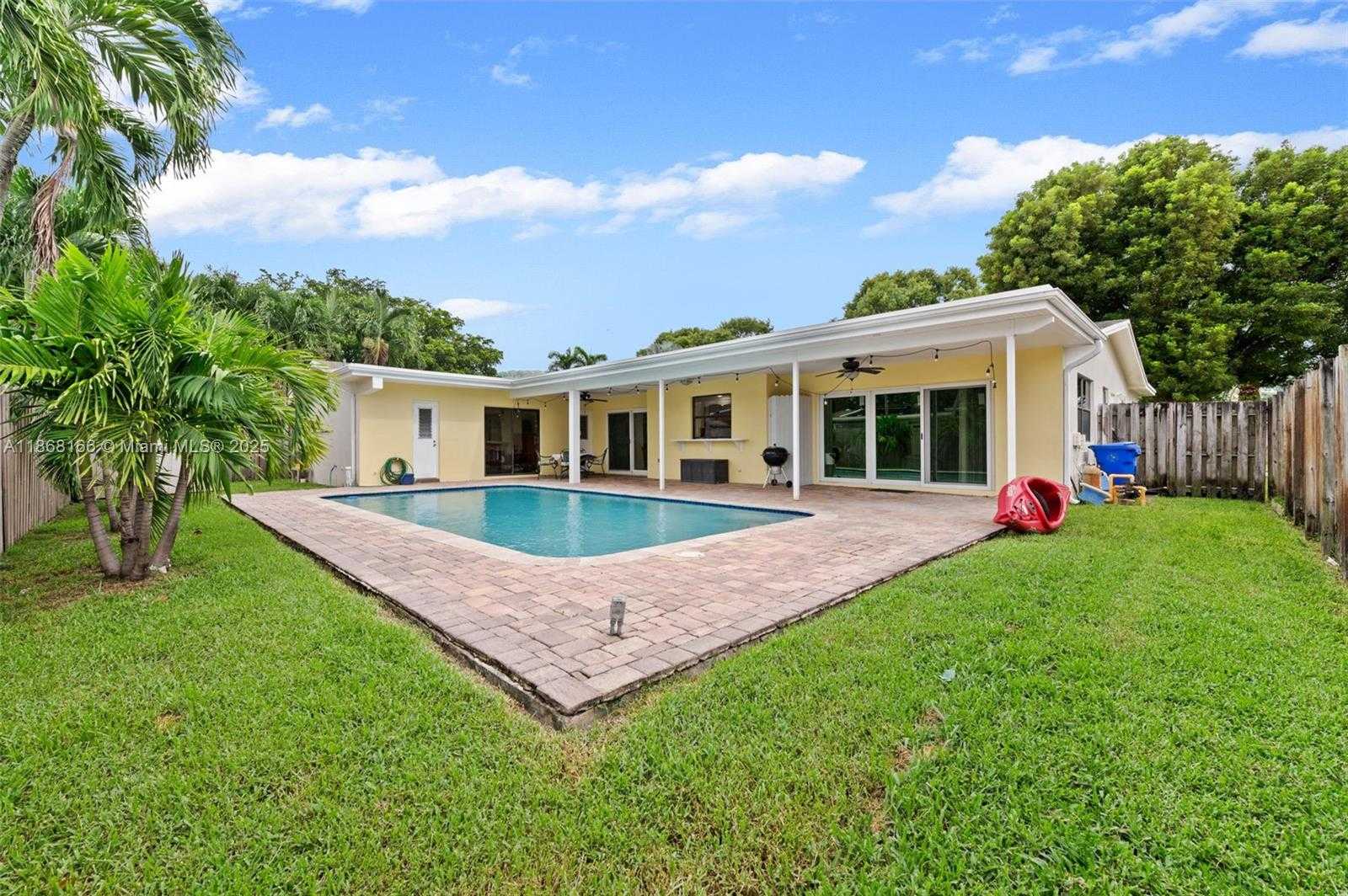 Small Image of 11911 NORTH WEST 14TH CT, Pembroke Pines Number 26