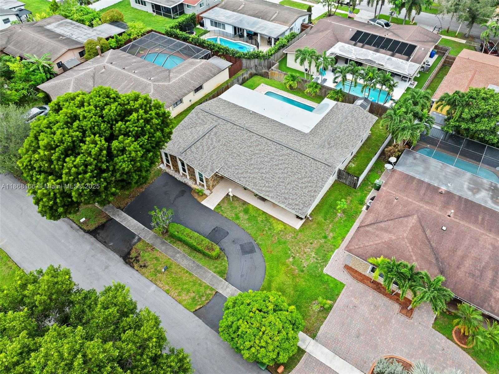 Small Image of 11911 NORTH WEST 14TH CT, Pembroke Pines Number 36