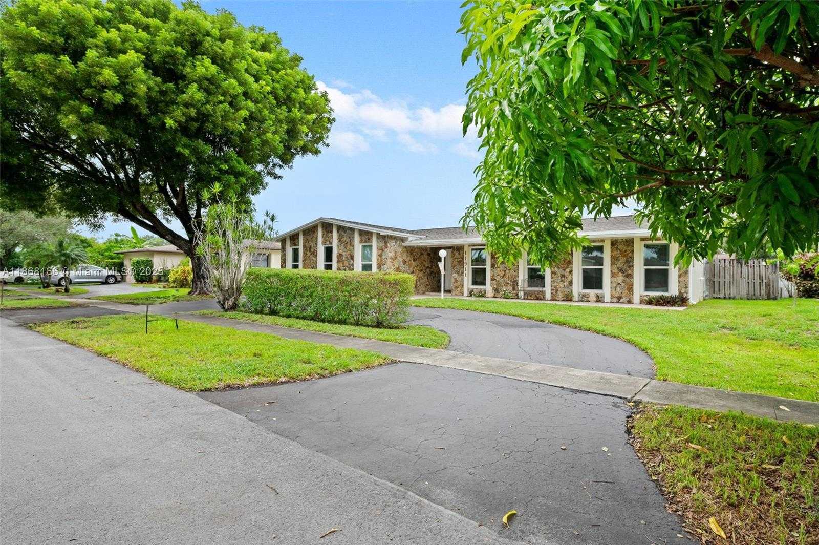 Small Image of 11911 NORTH WEST 14TH CT, Pembroke Pines Number 37