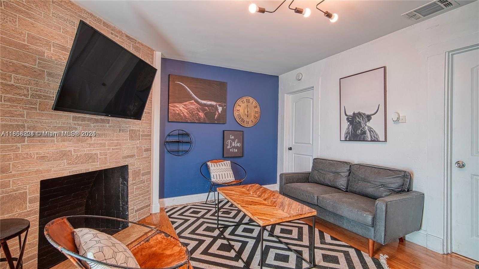 Small Image of 2614 MONROE ST, Hollywood Number 2