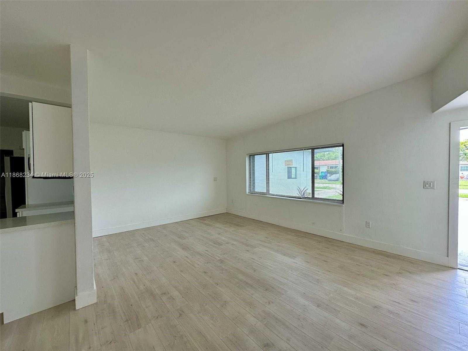 Small Image of 860 NORTH WEST 171ST ST, Miami Gardens Number 4