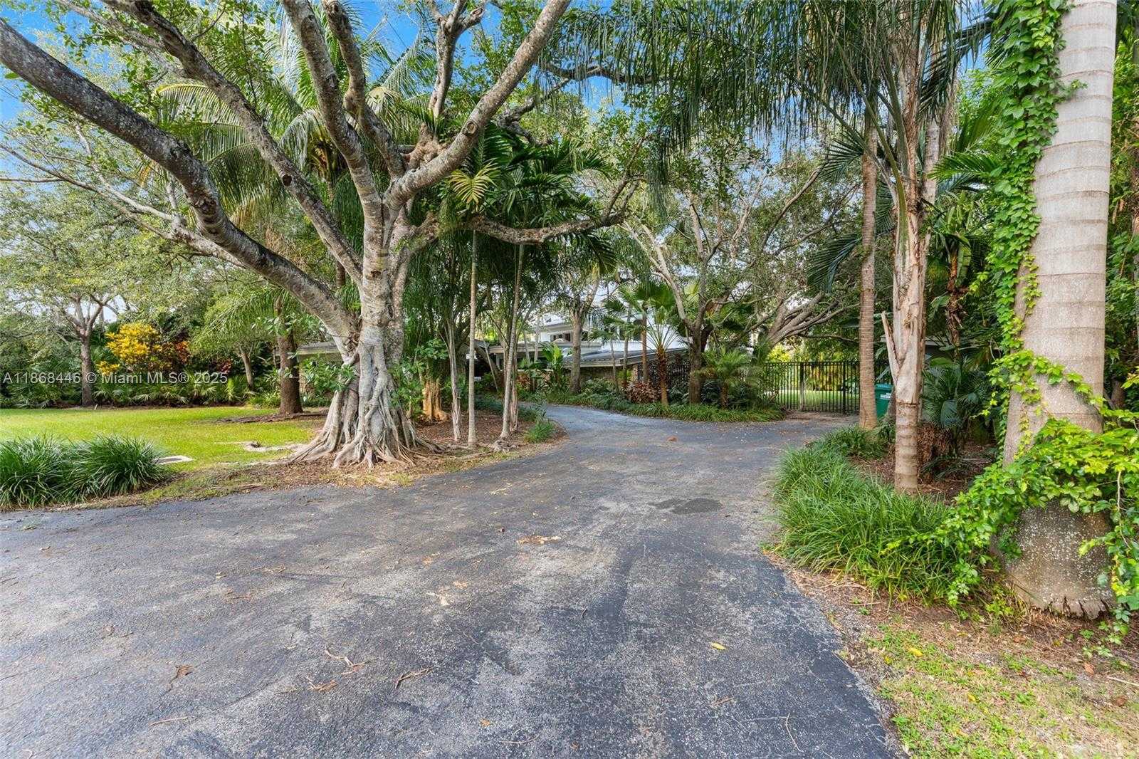 Small Image of 12535 SOUTH WEST 60TH CT, Pinecrest Number 35
