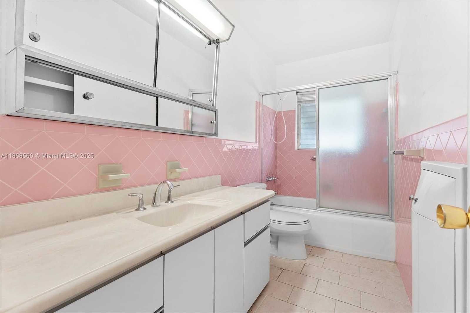 Small Image of 12488 NORTH BAYSHORE DR, North Miami Number 16