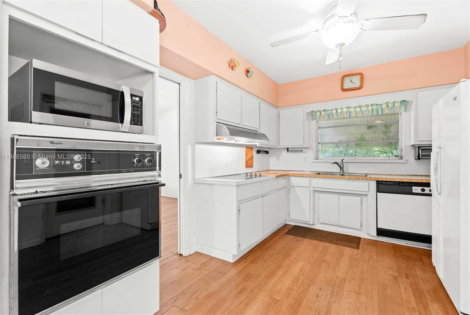 Small Image of 12488 NORTH BAYSHORE DR, North Miami Number 5