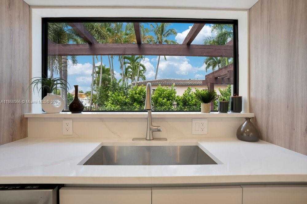 Small Image of 1004 GUAVA ISLE, Fort Lauderdale Number 17