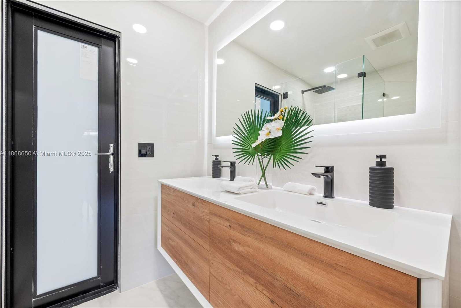 Small Image of 2020 NORTH EAST 54TH, Fort Lauderdale Number 15