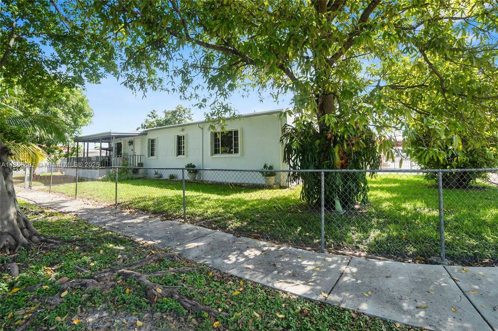 Small Image of 5621 EAST 1ST AVE, Hialeah Number 4