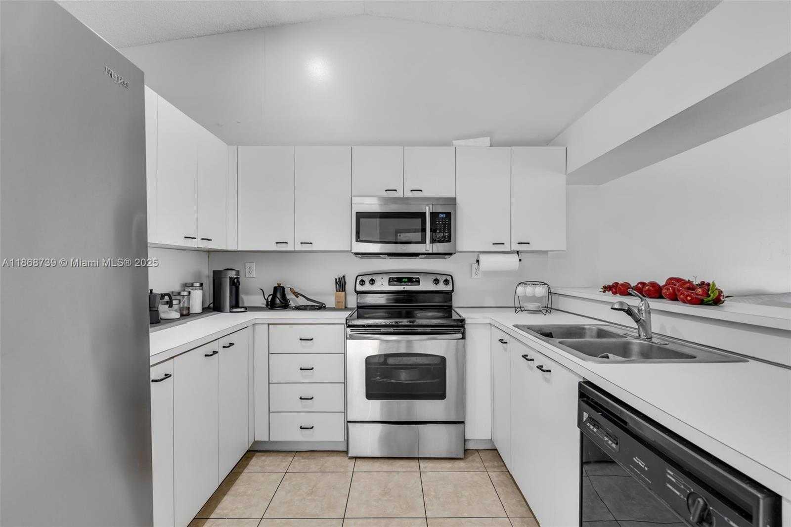 Small Image of 6646 NORTH WEST 175TH TER, Hialeah Number 7