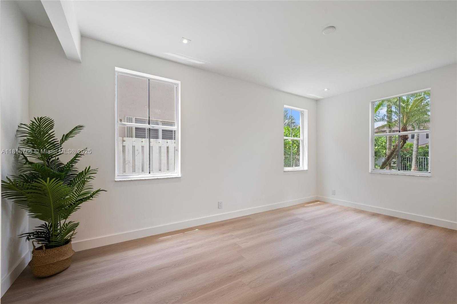 Small Image of 804 CRESTVIEW CIR, Weston Number 14