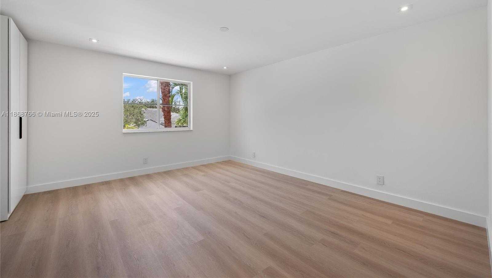 Small Image of 804 CRESTVIEW CIR, Weston Number 15